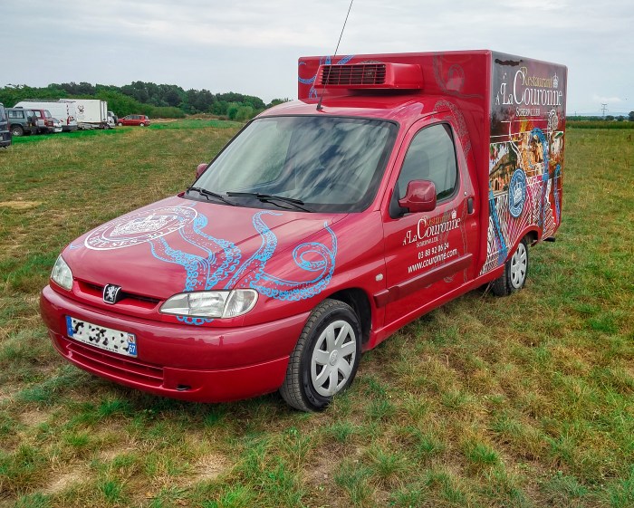 Création et réalisation d'une décoration de véhicule pour le Restaurant À la Couronne de Scherwiller par l'Agence Cré Home.