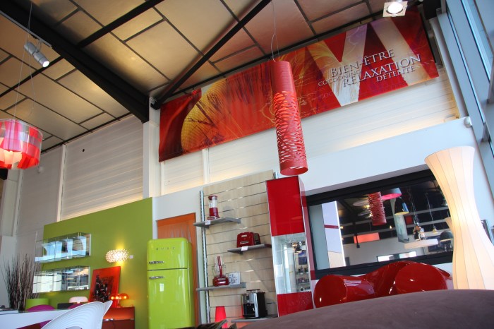 Création graphique pour décoration de magasin Design Madaule à Narbonne par l'Agence Cré Home.