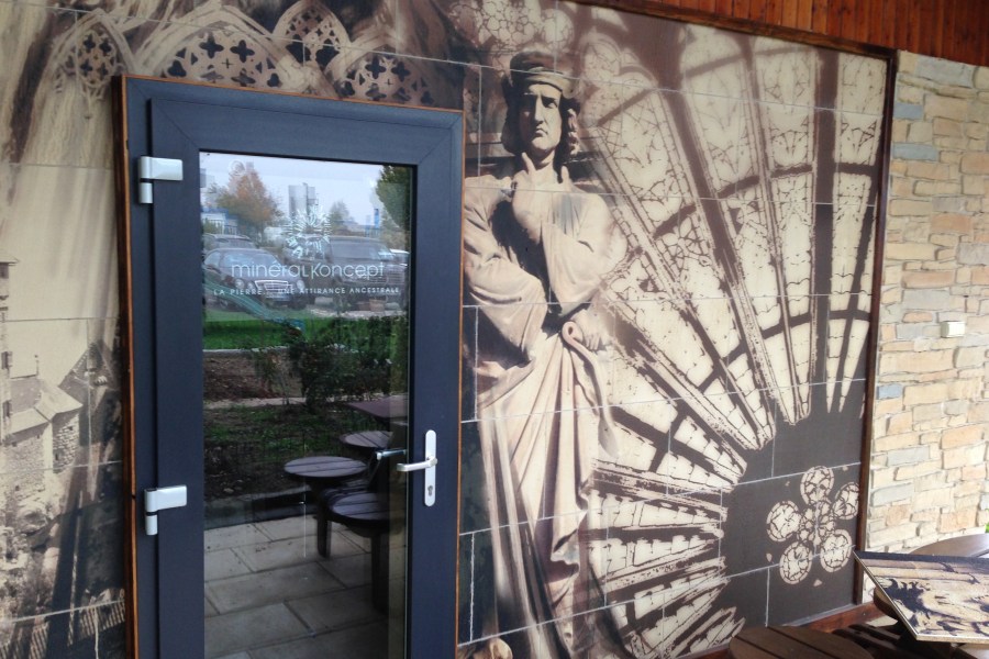 Création d'une fresque mural sur pierre pour Minéral Koncept par l'Agence Cré Home.