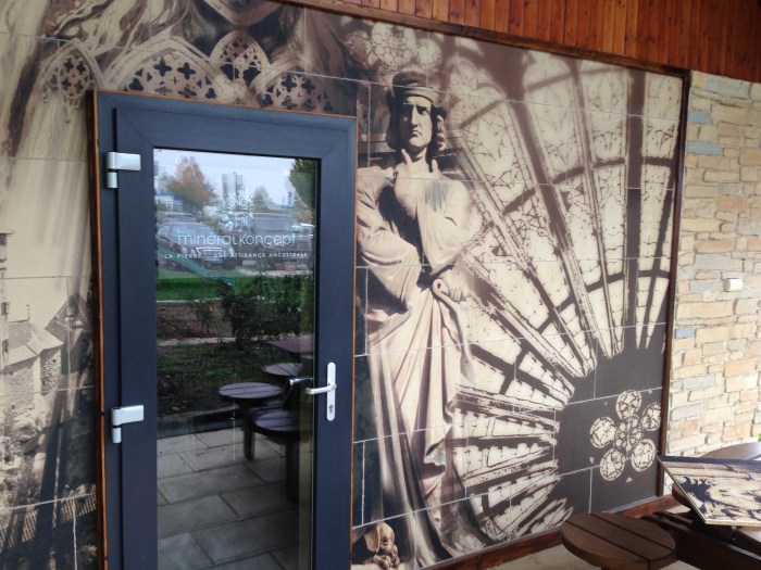 Création d'une fresque mural sur pierre pour Minéral Koncept par l'Agence Cré Home.