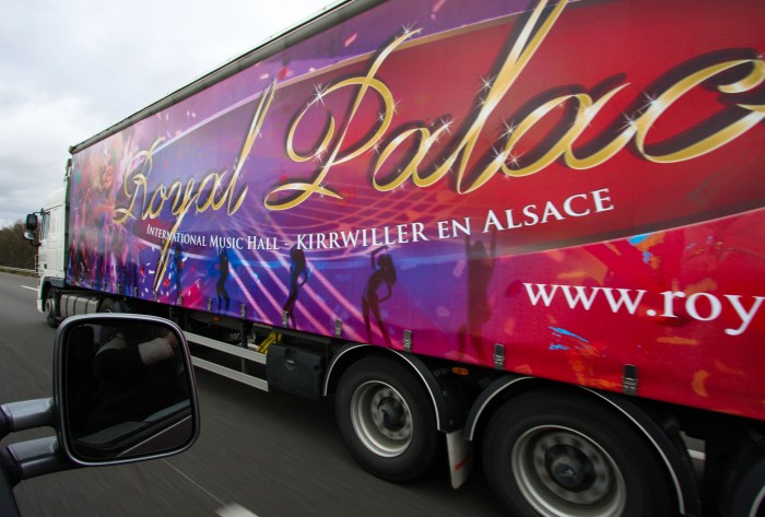 Création et réalisation d'une décoration de semi-remorque pour le Royal Palace de Kirrwiller par l'Agence Cré Home.