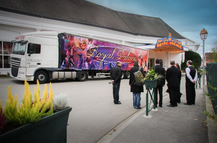 Création et réalisation d'une décoration de semi-remorque pour le Royal Palace de Kirrwiller par l'Agence Cré Home.