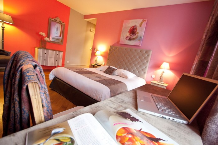 Création de toiles sur le thème de chaque chambre de l'Hôtel Kléber, selon les pâtisseries de Christophe Felder, par l'Agence Cré Home.