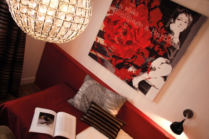 Création de toiles sur le thèmes de la rose pour l'Hôtel Roses de Strasbourg par l'Agence Cré Home.