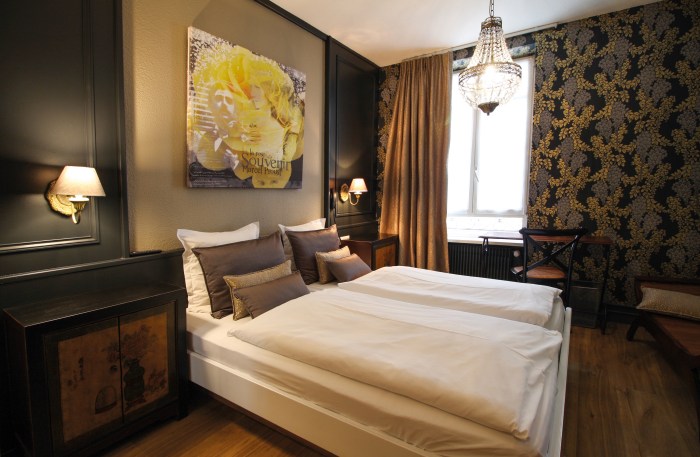 Création de toiles sur le thèmes de la rose pour l'Hôtel Roses de Strasbourg par l'Agence Cré Home.