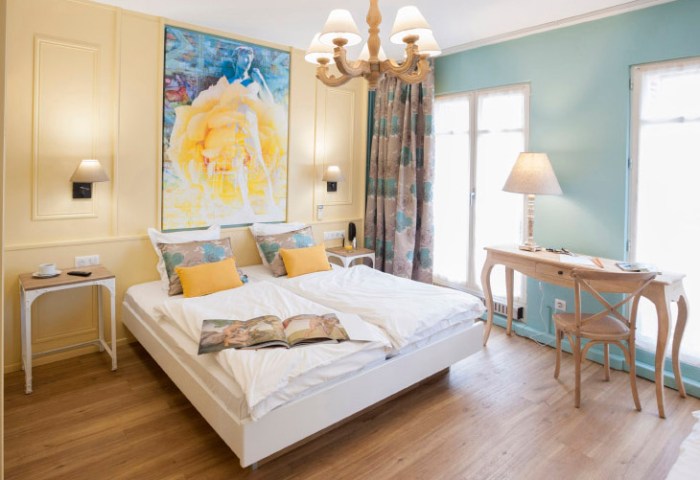 Création de toiles sur le thèmes de la rose pour l'Hôtel Roses de Strasbourg par l'Agence Cré Home.