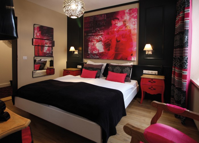 Création de toiles sur le thèmes de la rose pour l'Hôtel Roses de Strasbourg par l'Agence Cré Home.