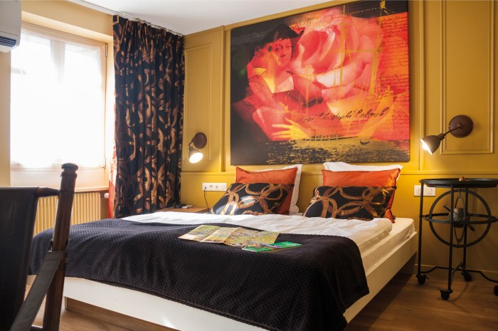 Création de toiles sur le thèmes de la rose pour l'Hôtel Roses de Strasbourg par l'Agence Cré Home.