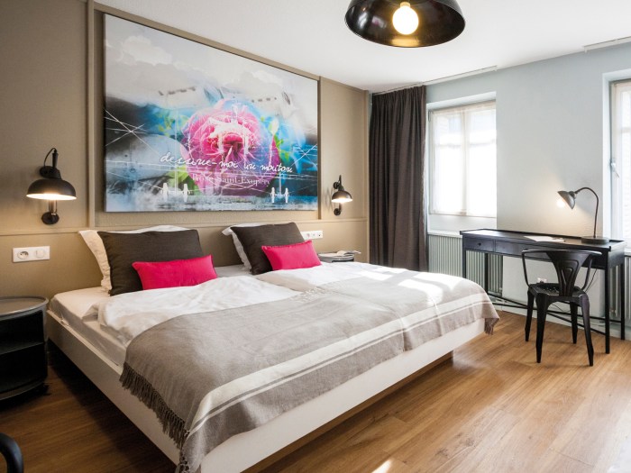 Création de toiles sur le thèmes de la rose pour l'Hôtel Roses de Strasbourg par l'Agence Cré Home.