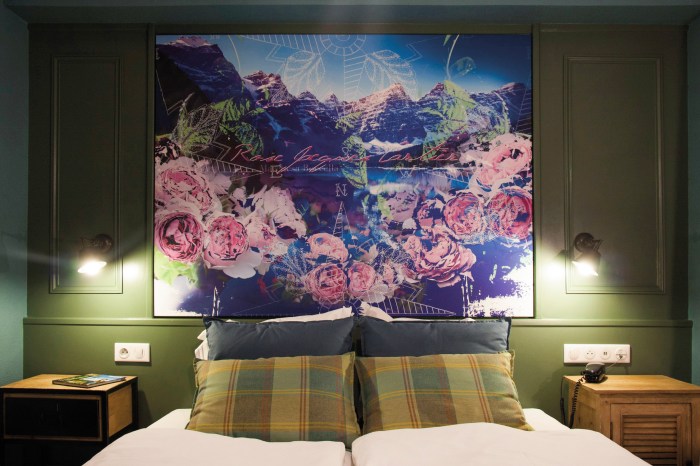 Création de toiles sur le thèmes de la rose pour l'Hôtel Roses de Strasbourg par l'Agence Cré Home.