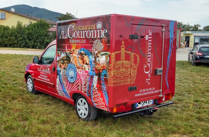 Création et réalisation d'une décoration de véhicule pour le Restaurant À la Couronne de Scherwiller par l'Agence Cré Home.